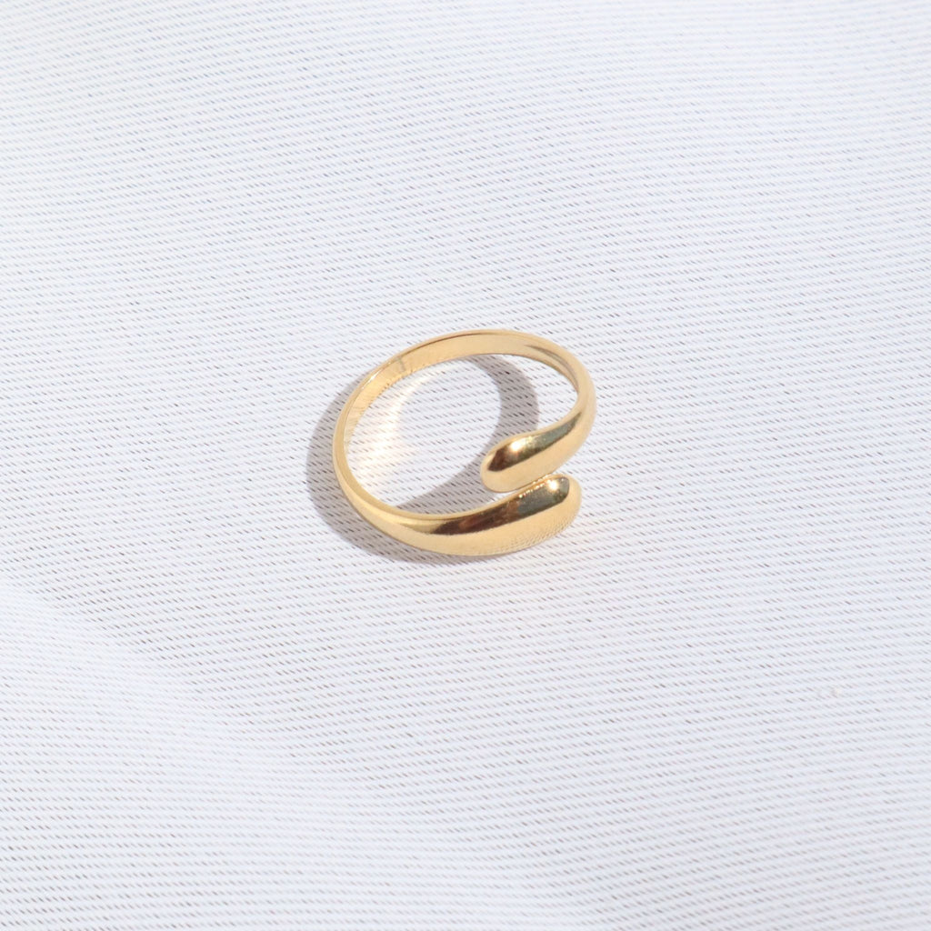 Wave Gold Ring, 18K Gold Plated Steel – Waterproof Gold Jewelry – Aella Jewelry Co.