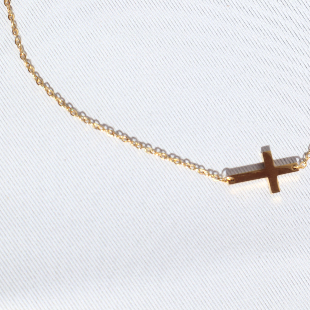 Minimal Cross Necklace, 18K Gold Plated Steel – Waterproof Gold Jewelry – Aella Jewelry Co.