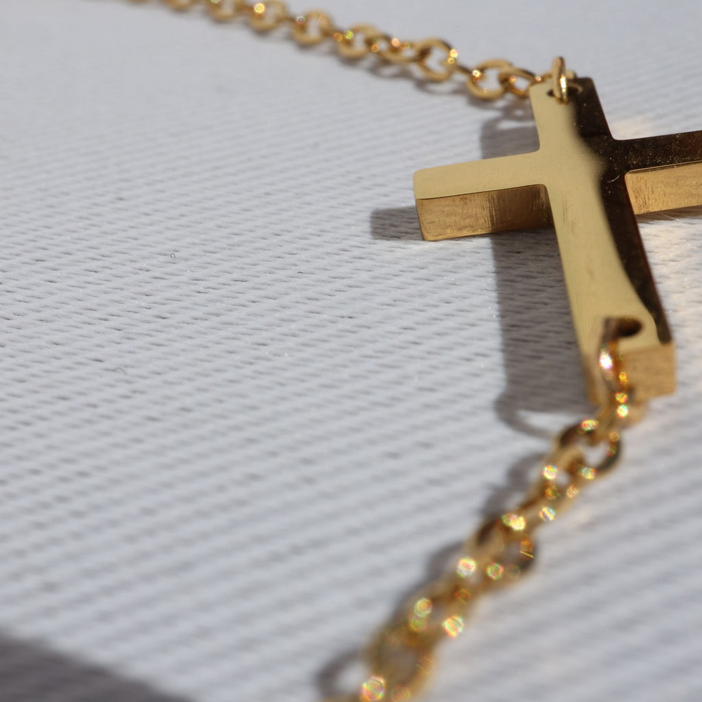 Minimal Cross Necklace, 18K Gold Plated Steel – Waterproof Gold Jewelry – Aella Jewelry Co.