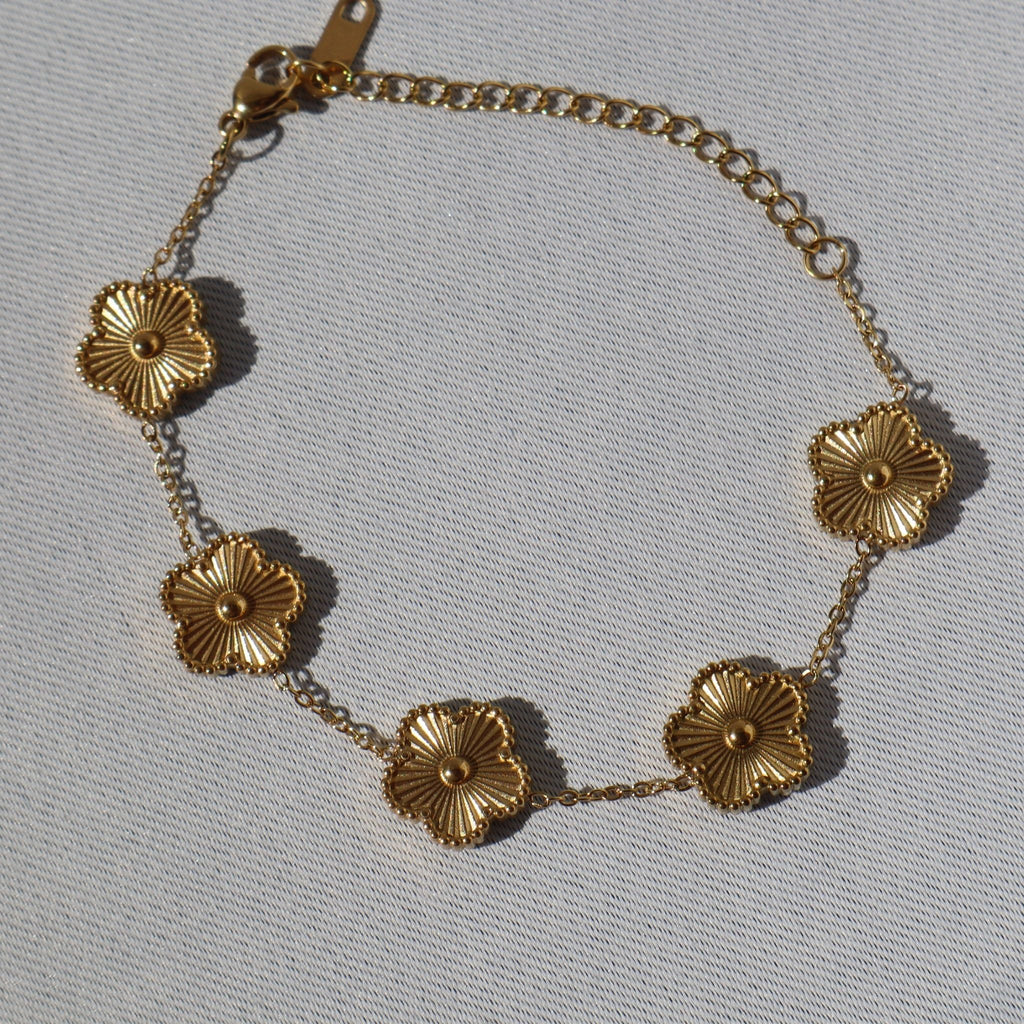 Golden Daisy Bracelet, 18K Gold Plated Steel – Waterproof Gold Jewelry – Aella Jewelry Co.